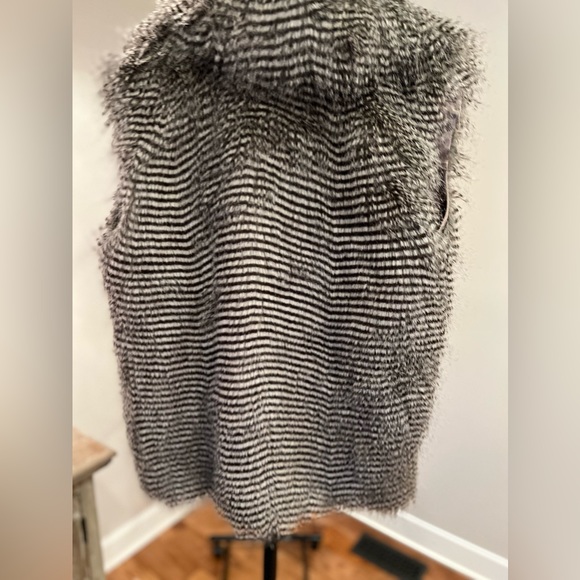 Ladies’ Faux Fur Vest - Picture 3 of 3